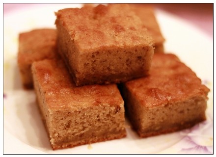 温暖的香蕉蛋糕和纯正的酸奶